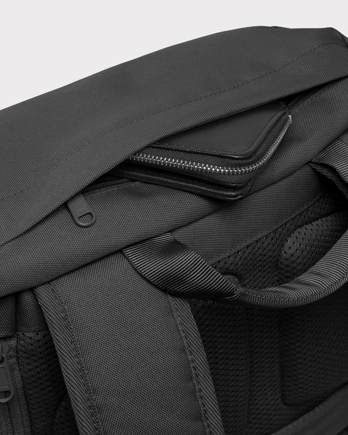 Schwarzer Johnny Urban Rucksack 'Nico' mit gepolstertem Rücken und Reißverschlussfach am oberen Rand
