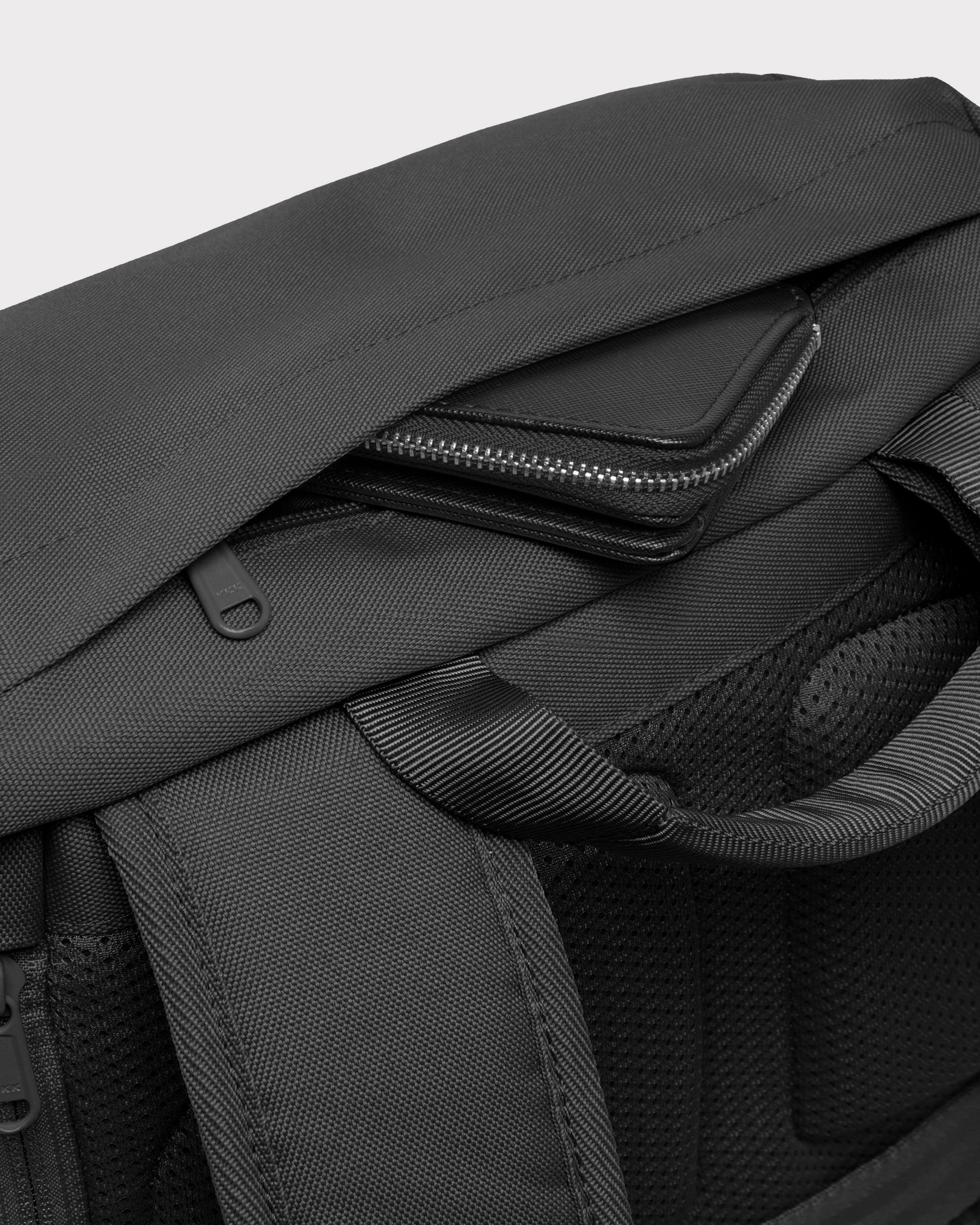 Schwarzer Johnny Urban Rucksack 'Nico' mit gepolstertem Rücken und Reißverschlussfach am oberen Rand