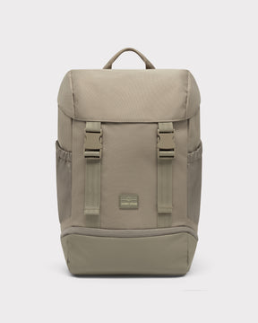 Beiger, ergonomischer Rucksack 'Nico' von Johnny Urban mit Klappe und zwei Schnallen
