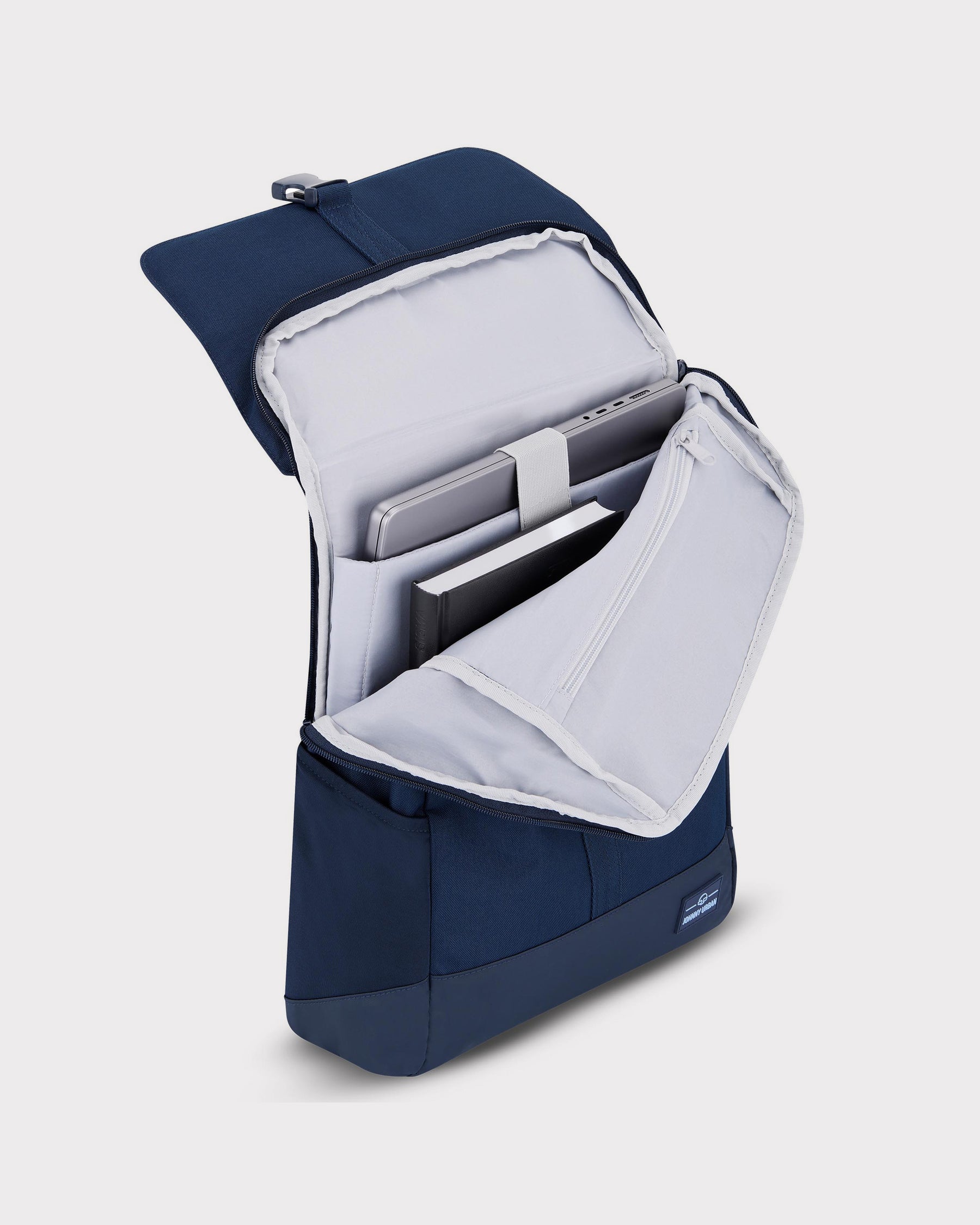Blauer Johnny Urban Rucksack 'Mika' mit geöffnetem Laptopfach, graues Innenfutter, Laptop und Buch drin