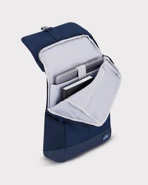 Blauer Johnny Urban Rucksack 'Mika' mit geöffnetem Laptopfach, graues Innenfutter, Laptop und Buch drin