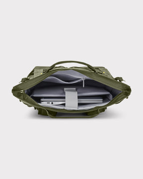 Olivefarbener Rucksack Harper mit gepolstertem Laptopfach, geöffnet und Notebook sichtbar