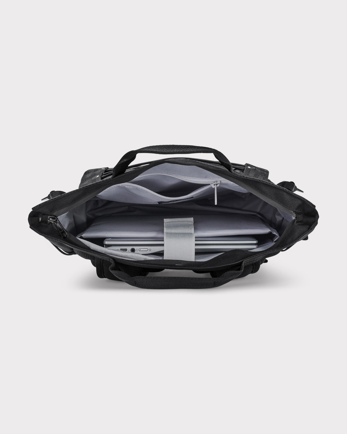 Innenansicht des schwarzen Rucksacks 'Harper' mit gepolstertem Laptopfach und mehreren Taschen