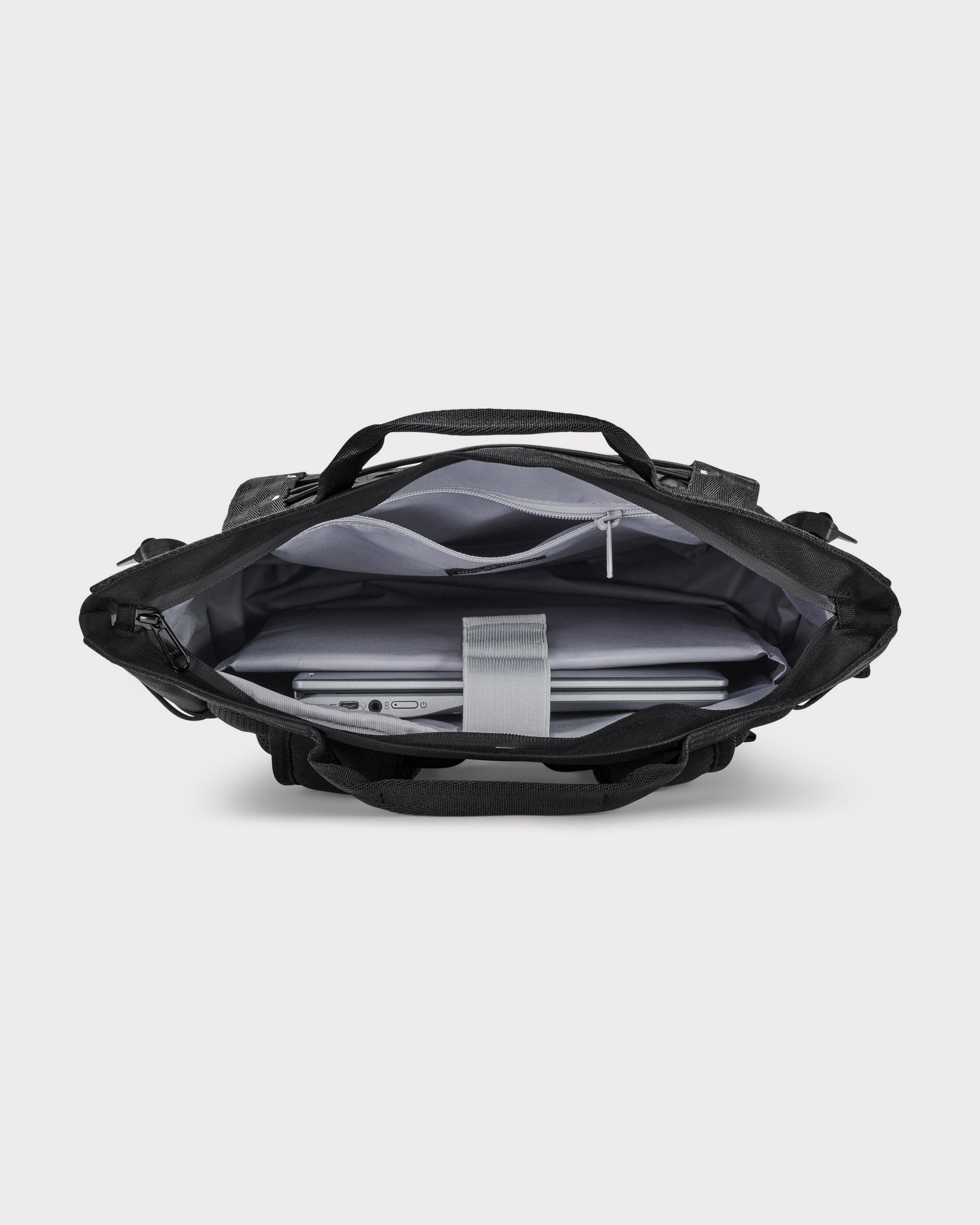 Innenansicht des schwarzen Rucksacks 'Harper' mit gepolstertem Laptopfach und mehreren Taschen