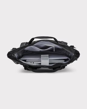 Innenansicht des schwarzen Rucksacks 'Harper' mit gepolstertem Laptopfach und mehreren Taschen