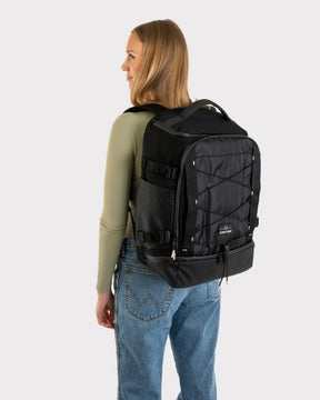 Frau mit schwarzem Johnny Urban Rucksack 'Jack' aus robustem Material, zu sehen von hinten