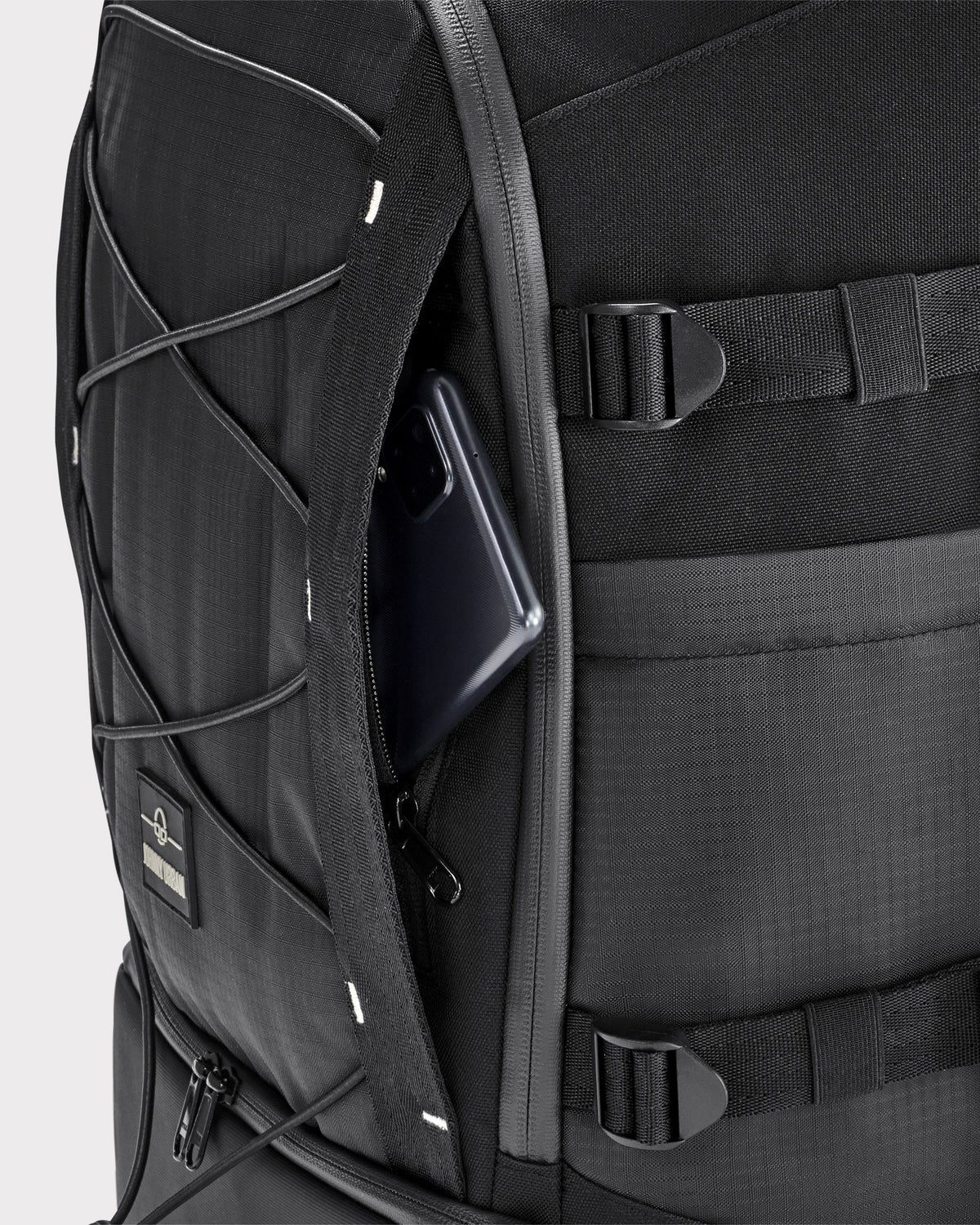 Schwarzer Rucksack 'Jack' mit offenem geheimem Fach und sichtbarem Smartphone