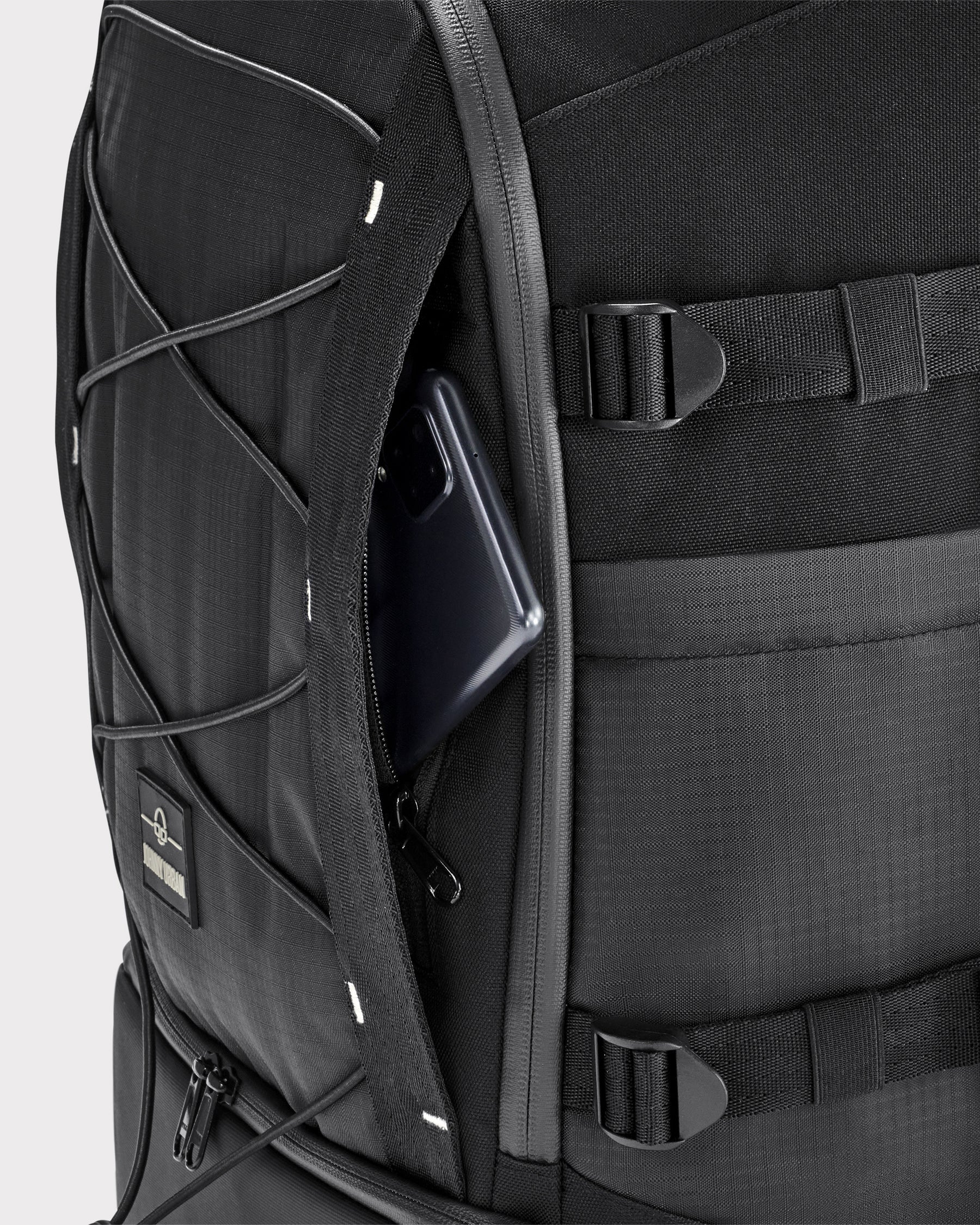 Schwarzer Rucksack 'Jack' mit offenem geheimem Fach und sichtbarem Smartphone