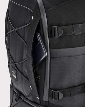 Schwarzer Rucksack 'Jack' mit offenem geheimem Fach und sichtbarem Smartphone