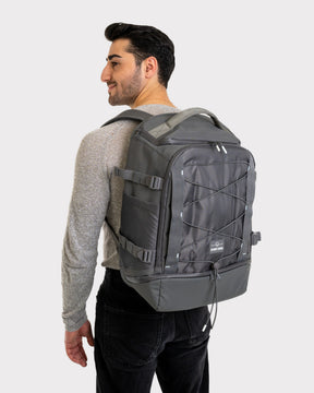 Mann mit grauem Rucksack 'Jack' von Johnny Urban, rechte Seitenansicht, graues Shirt, schwarze Hose