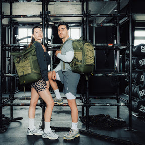 Mann und Frau im Fitnessstudio mit olivgrünen Rucksäcken 'Jack' von Johnny Urban