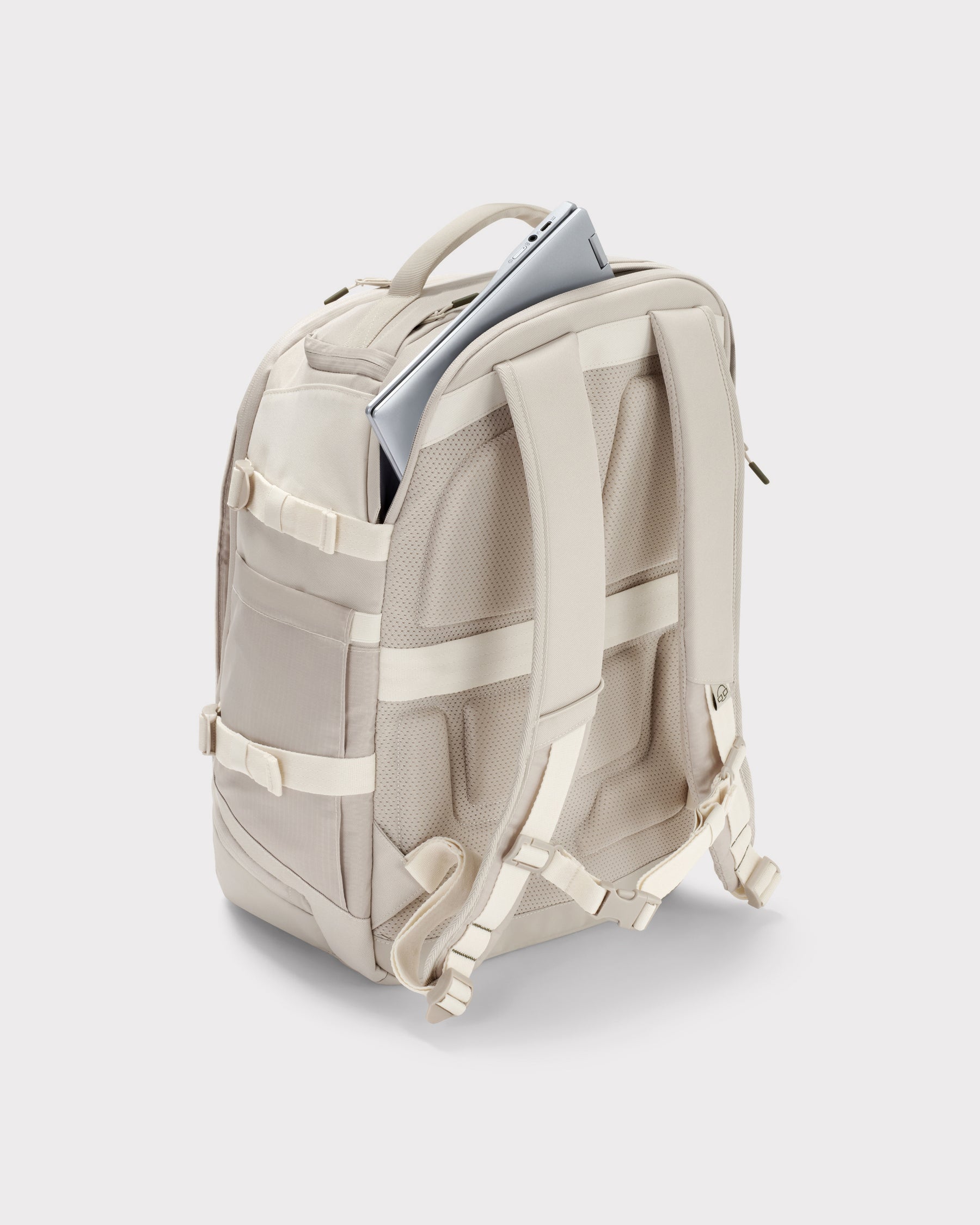 Beiger Rucksack 'Jack' von Johnny Urban mit gepolsterten Schultergurten und Laptopfach, schräg von hinten