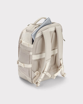 Beiger Rucksack 'Jack' von Johnny Urban mit gepolsterten Schultergurten und Laptopfach, schräg von hinten