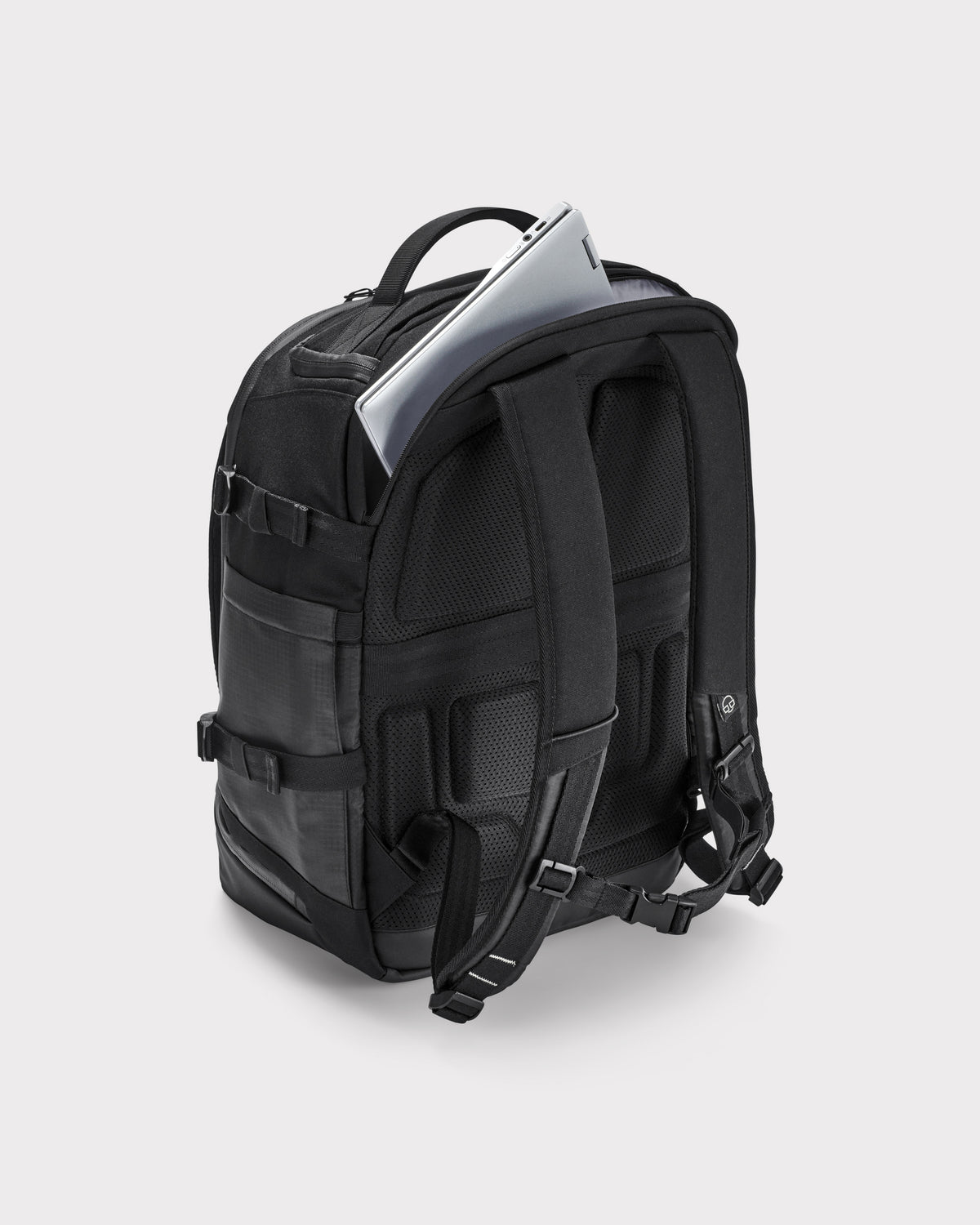 Schwarzer Rucksack 'Jack' mit gepolstertem Rücken, verstellbaren Trägern und Laptopfach mit silbernem Laptop