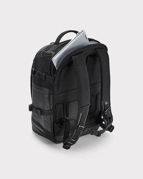 Schwarzer Rucksack 'Jack' mit gepolstertem Rücken, verstellbaren Trägern und Laptopfach mit silbernem Laptop