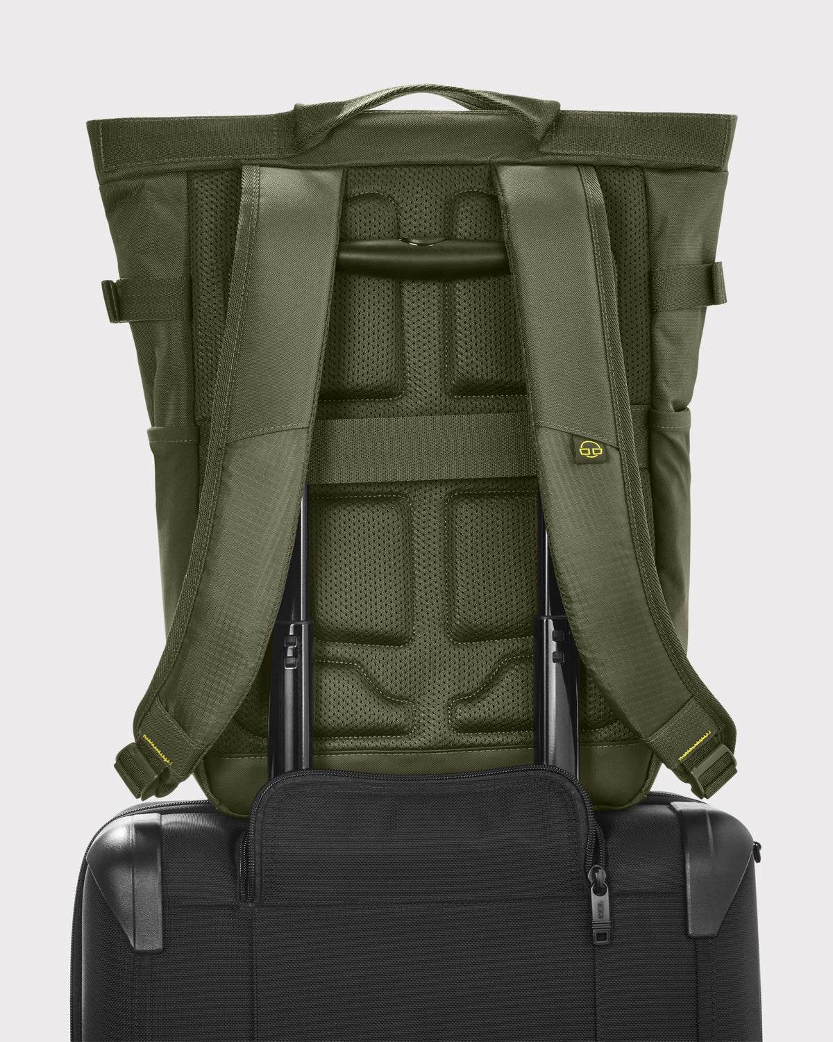 Rucksack 'Harper' in modernem Olivgrün auf ausziehbarem Griff eines Rollkoffers