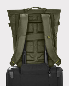 Rucksack 'Harper' in modernem Olivgrün auf ausziehbarem Griff eines Rollkoffers