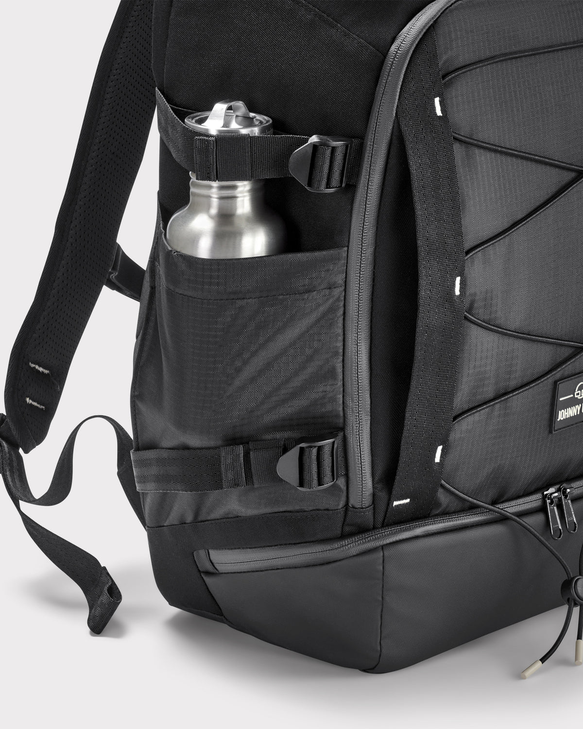 Schwarzer Rucksack 'Jack' von Johnny Urban mit seitlicher Tasche und Metall-Trinkflasche