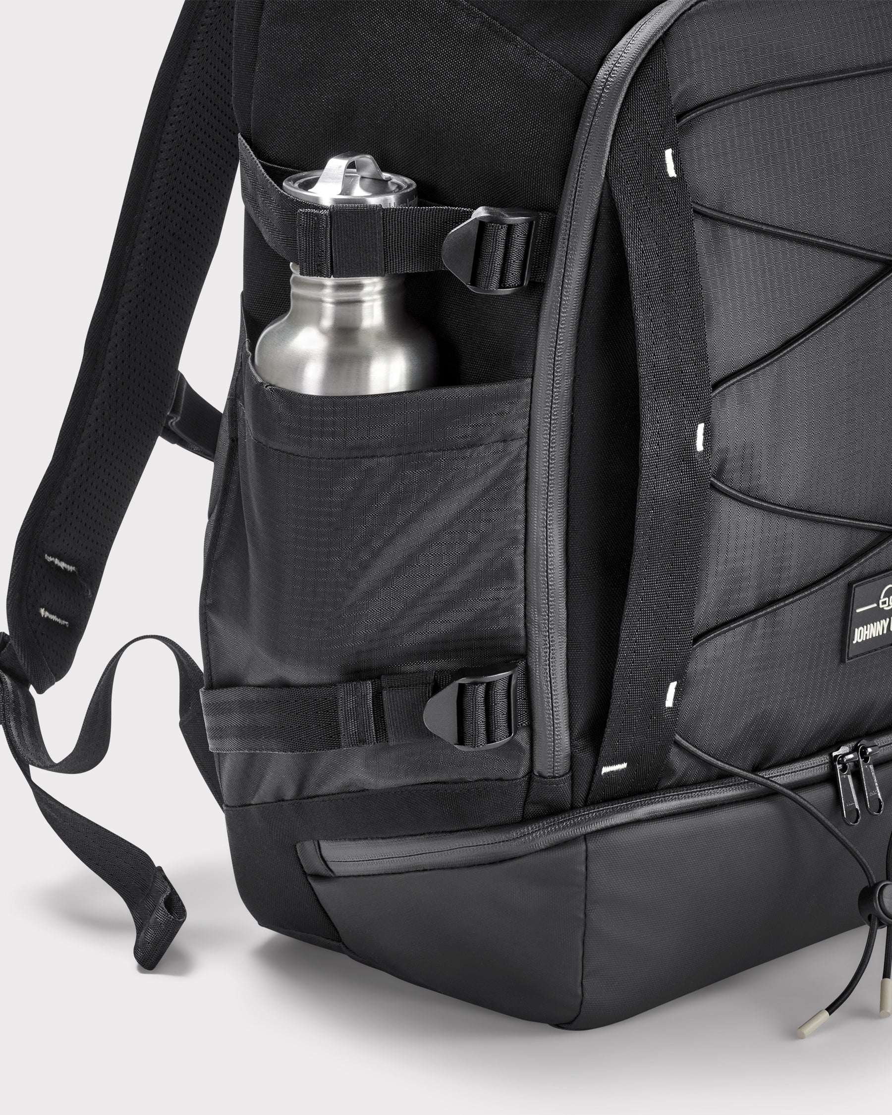 Schwarzer Rucksack 'Jack' von Johnny Urban mit seitlicher Tasche und Metall-Trinkflasche