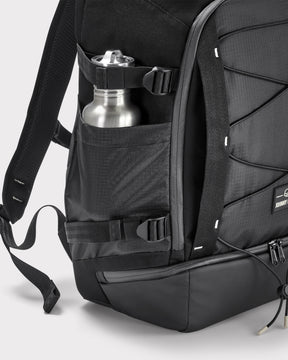 Schwarzer Rucksack 'Jack' von Johnny Urban mit seitlicher Tasche und Metall-Trinkflasche