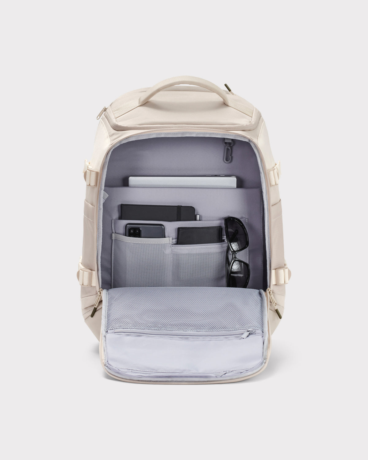 Beiger Rucksack 'Jack' mit geöffnetem Hauptfach und vielen Innenfächern, darunter ein Laptop, Notizbuch, Smartphone, Geldbörse und Sonnenbrille
