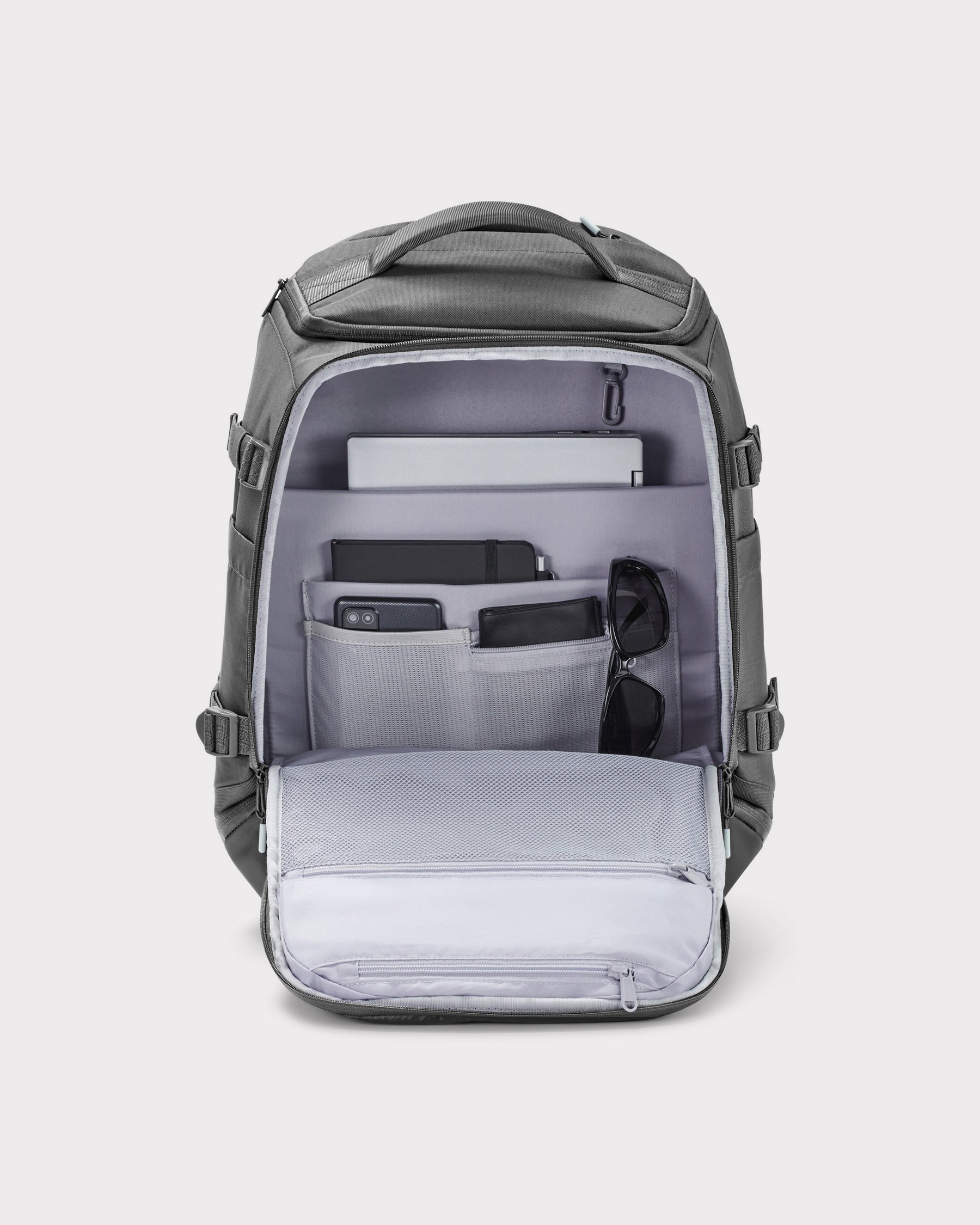 Rucksack 'Jack' von Johnny Urban in Grau mit vielen Fächern und Laptopfach, gefüllt mit Laptop, Tablet, Smartphone und Sonnenbrille
