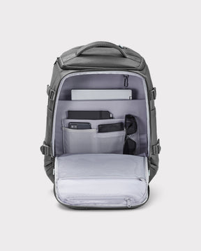 Rucksack 'Jack' von Johnny Urban in Grau mit vielen Fächern und Laptopfach, gefüllt mit Laptop, Tablet, Smartphone und Sonnenbrille