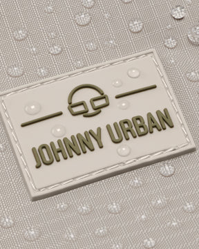Johnny Urban Markenlogo auf wasserabweisendem beigem Rucksackmaterial mit Wassertropfen