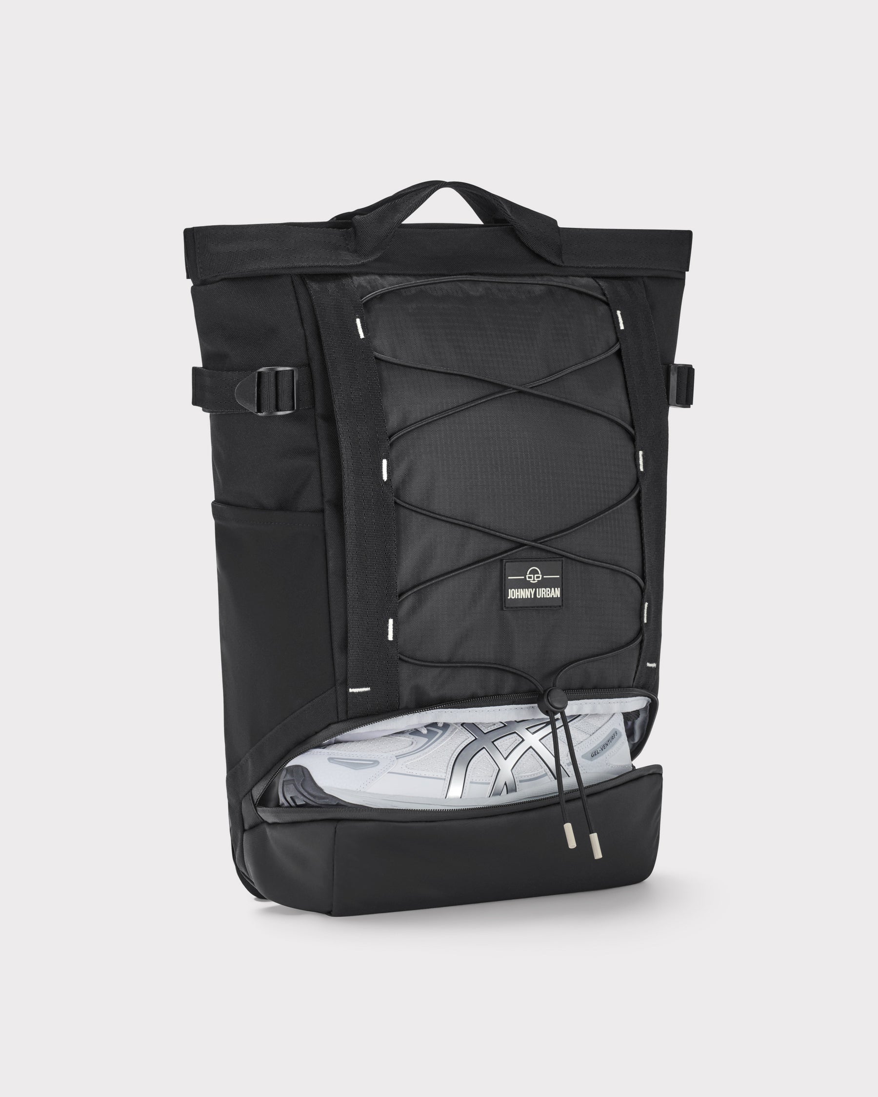 Schwarzer Johnny Urban Rucksack 'Harper' mit Schuhfach, zylindrisches Design, mit grauem Sportschuh im Fach