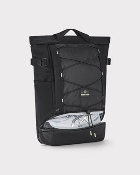 Schwarzer Johnny Urban Rucksack 'Harper' mit Schuhfach, zylindrisches Design, mit grauem Sportschuh im Fach