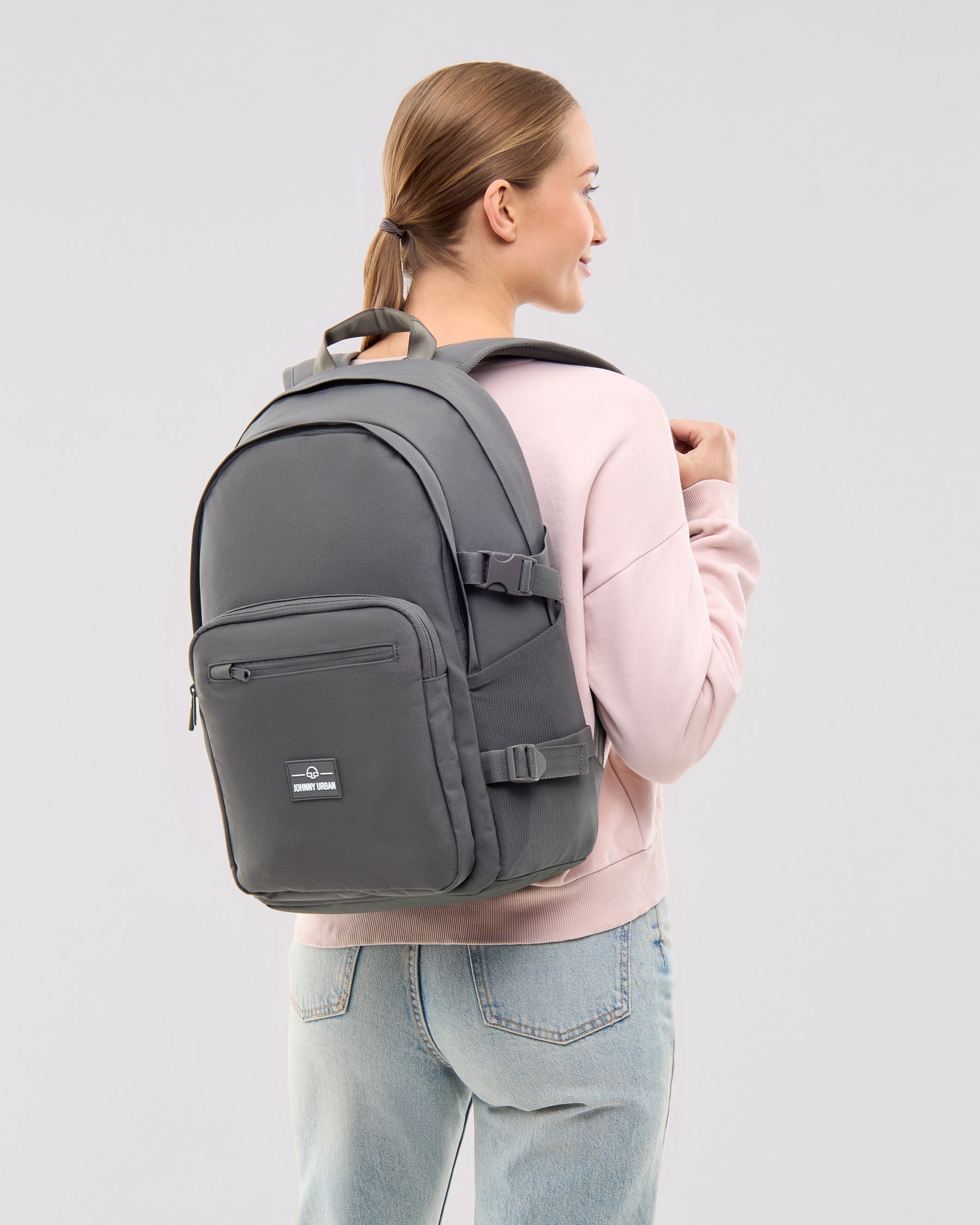Frau trägt dunkelgrauen Rucksack ‚Lian‘ von Johnny Urban mit Fronttasche und verstellbaren Seitenbändern