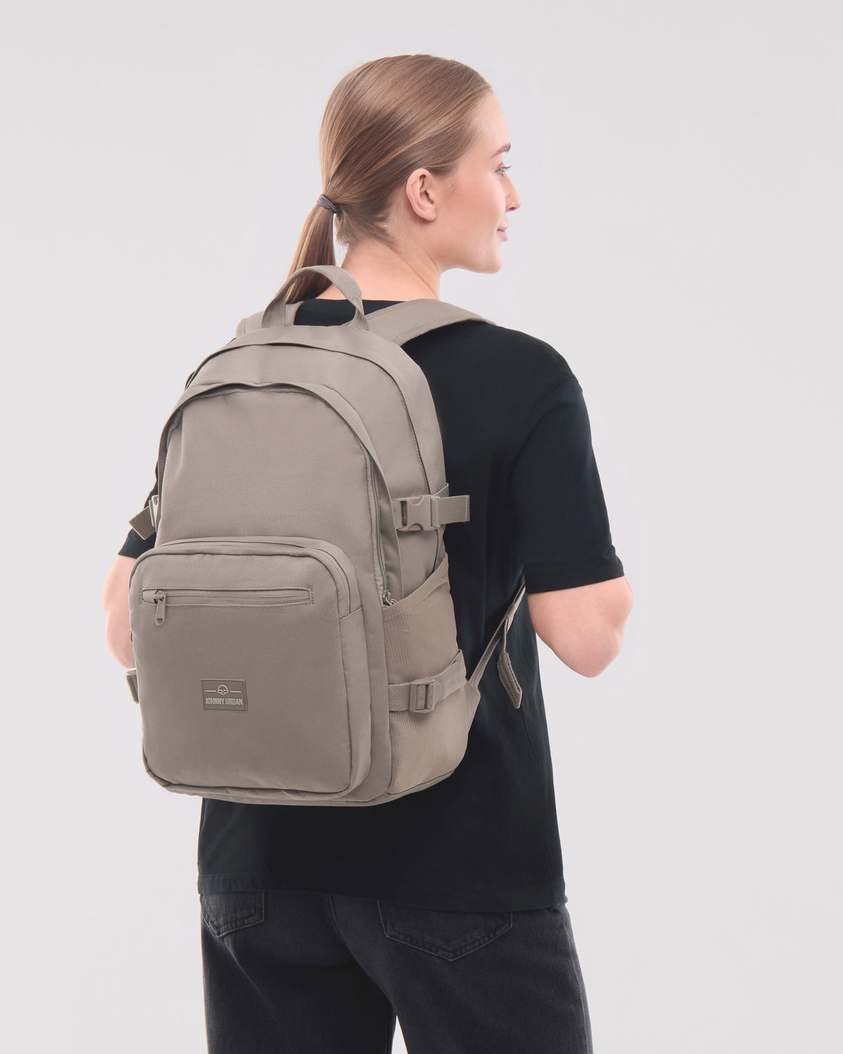 Damen mit Rucksack 'Lian' von Johnny Urban in desert-grey, schwarzes Shirt, Seitenansicht