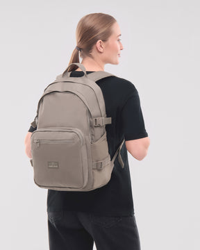 Damen mit Rucksack 'Lian' von Johnny Urban in desert-grey, schwarzes Shirt, Seitenansicht