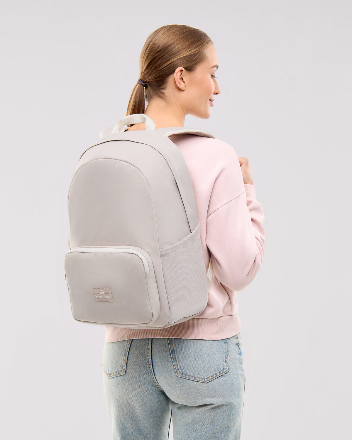 Frau trägt sandfarbenen Rucksack 'Mo' von Johnny Urban, Rückenansicht