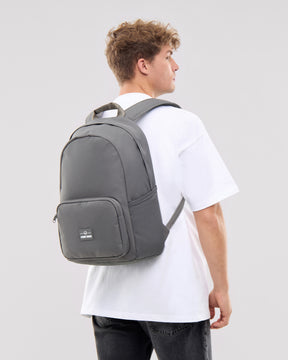 Mann trägt dunkelgrauen Rucksack 'Mo' von Johnny Urban, weißes T-Shirt, Rückenansicht