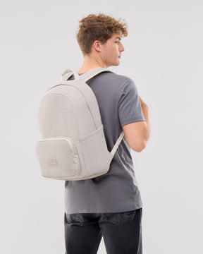 Mann trägt sandfarbenen Rucksack 'Mo' von Johnny Urban mit seitlichen Taschen und Frontfach