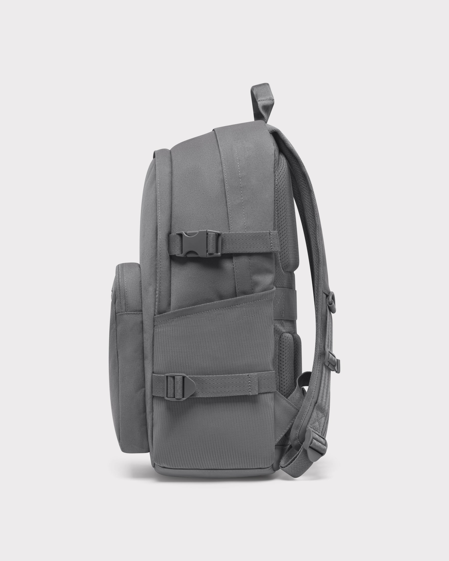 Rucksack Lian in dunkelgrauer Farbe mit seitlichen Taschen und verstellbaren Schulterriemen