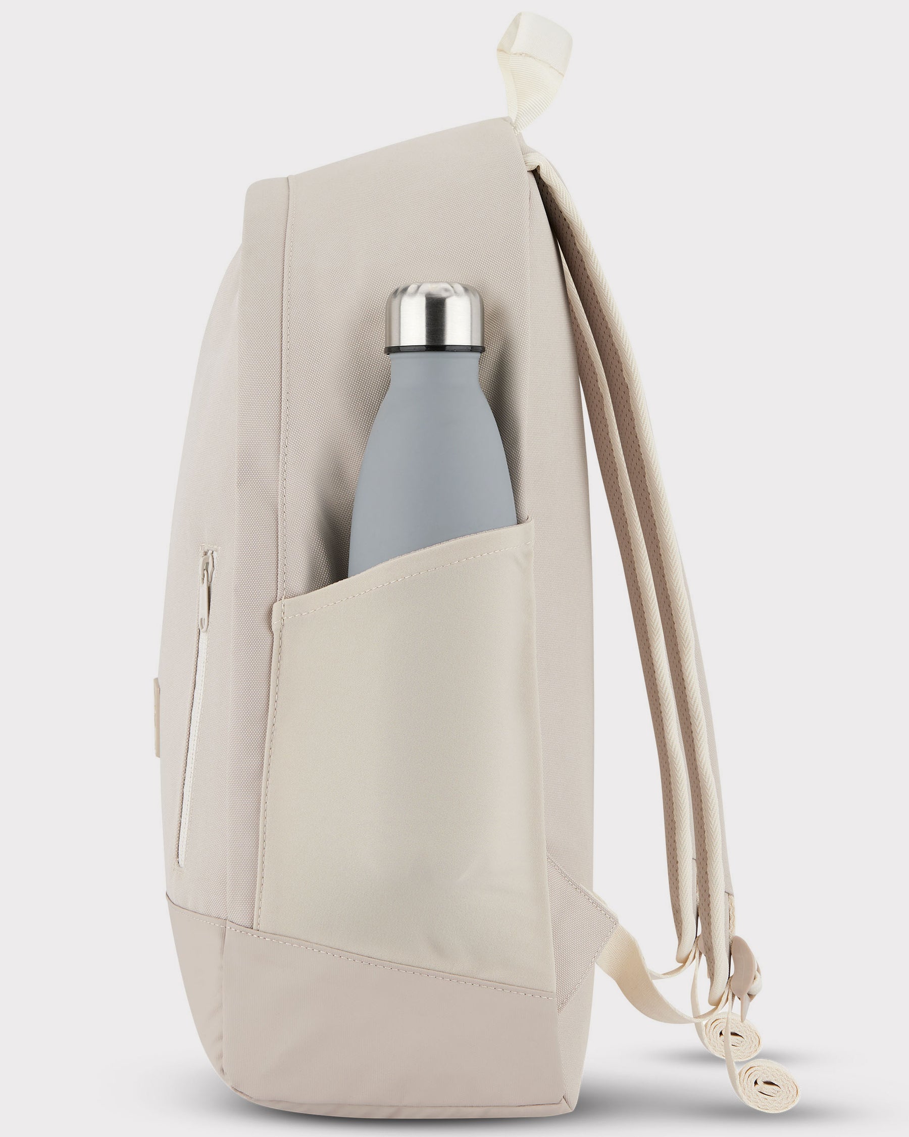 Sandfarbener Rucksack 'Neo' mit seitlicher Tasche, in der eine graue Trinkflasche steckt
