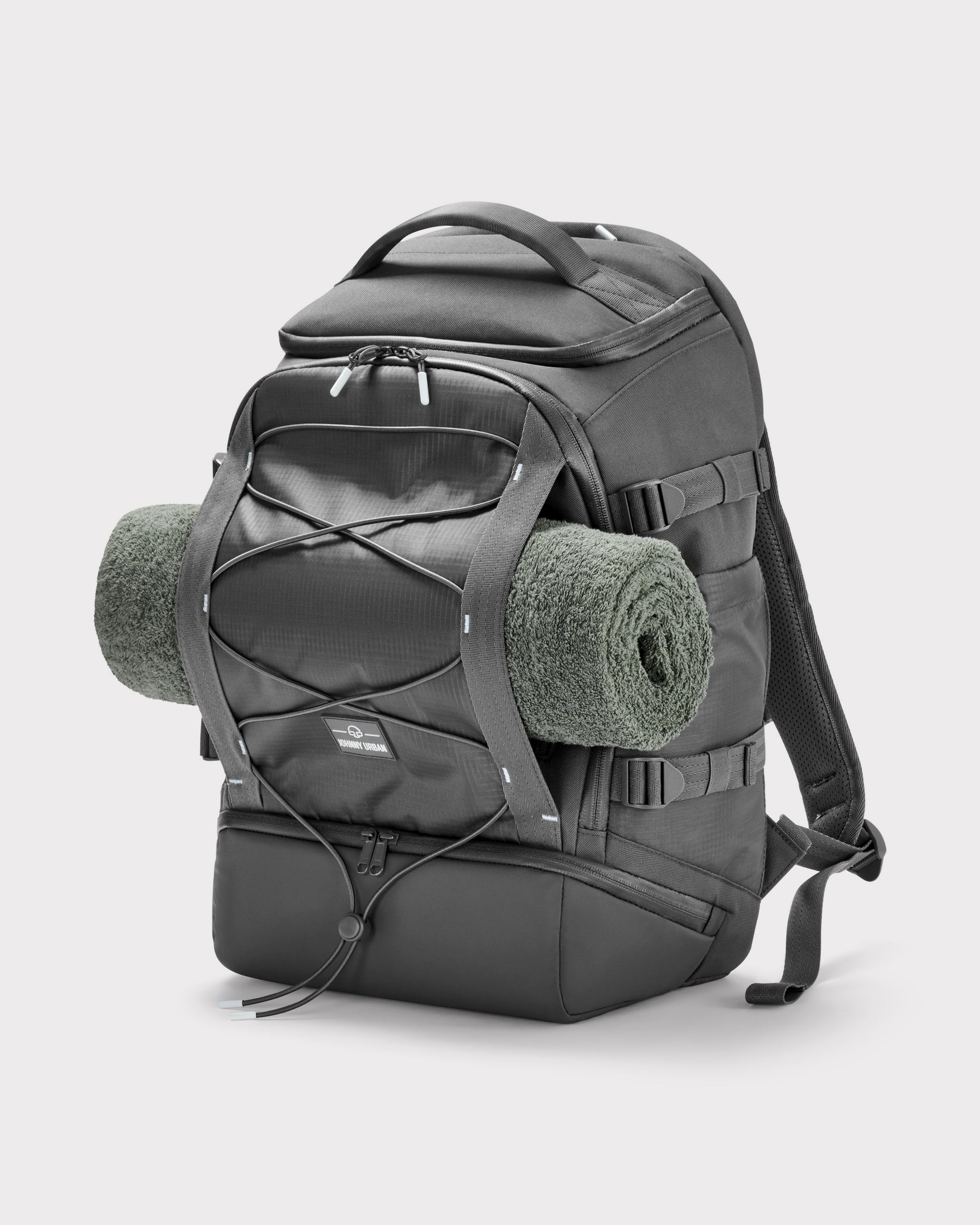 Grau-schwarzer Rucksack 'Jack' von Johnny Urban mit elastischem Netz und eingeklemmtem, grünem Handtuch