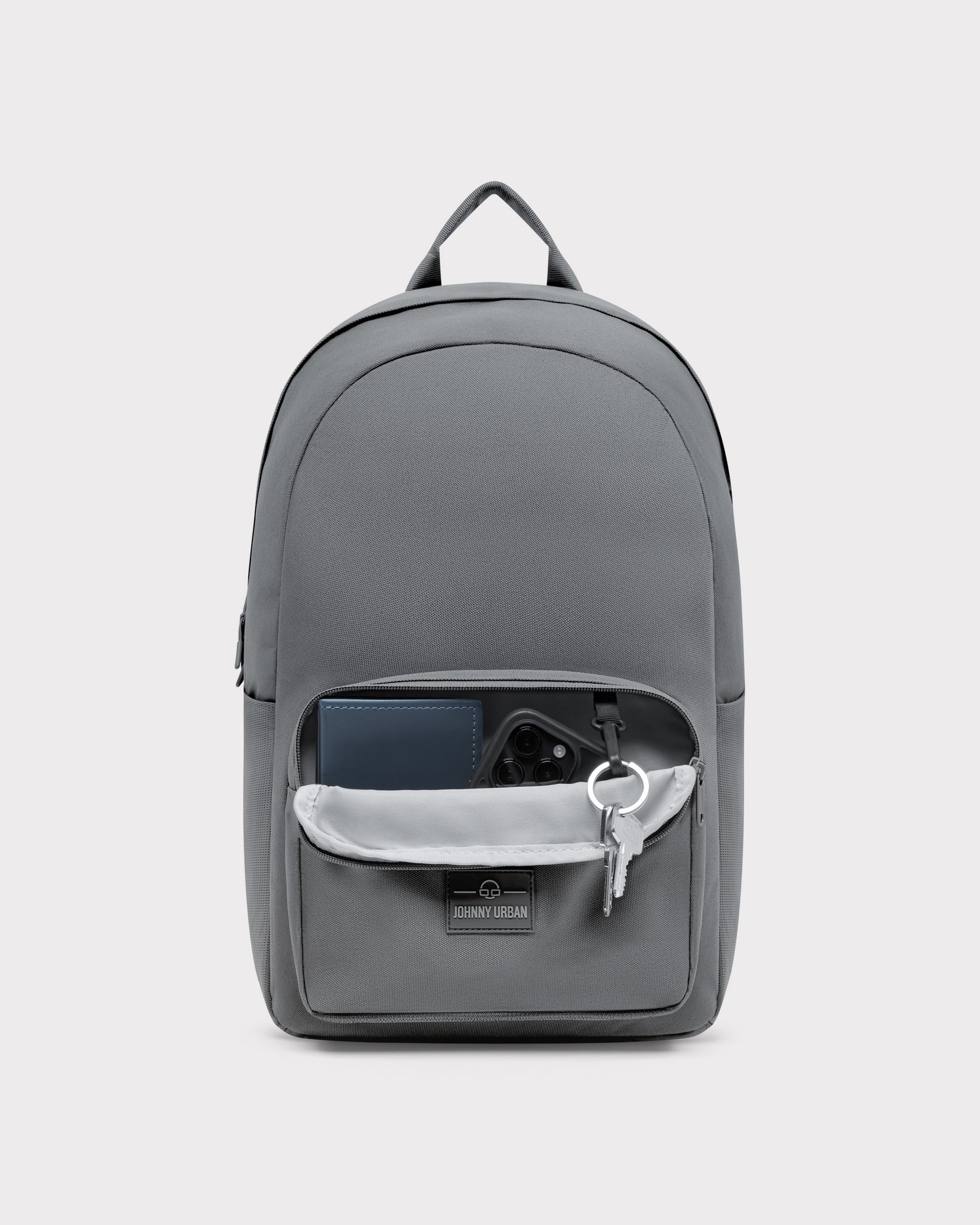 Rucksack 'Mo' von Johnny Urban in dunklem Grau mit aufgesetzter Fronttasche, sichtbar Smartphone, Geldbörse und Schlüssel