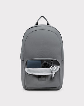 Rucksack 'Mo' von Johnny Urban in dunklem Grau mit aufgesetzter Fronttasche, sichtbar Smartphone, Geldbörse und Schlüssel