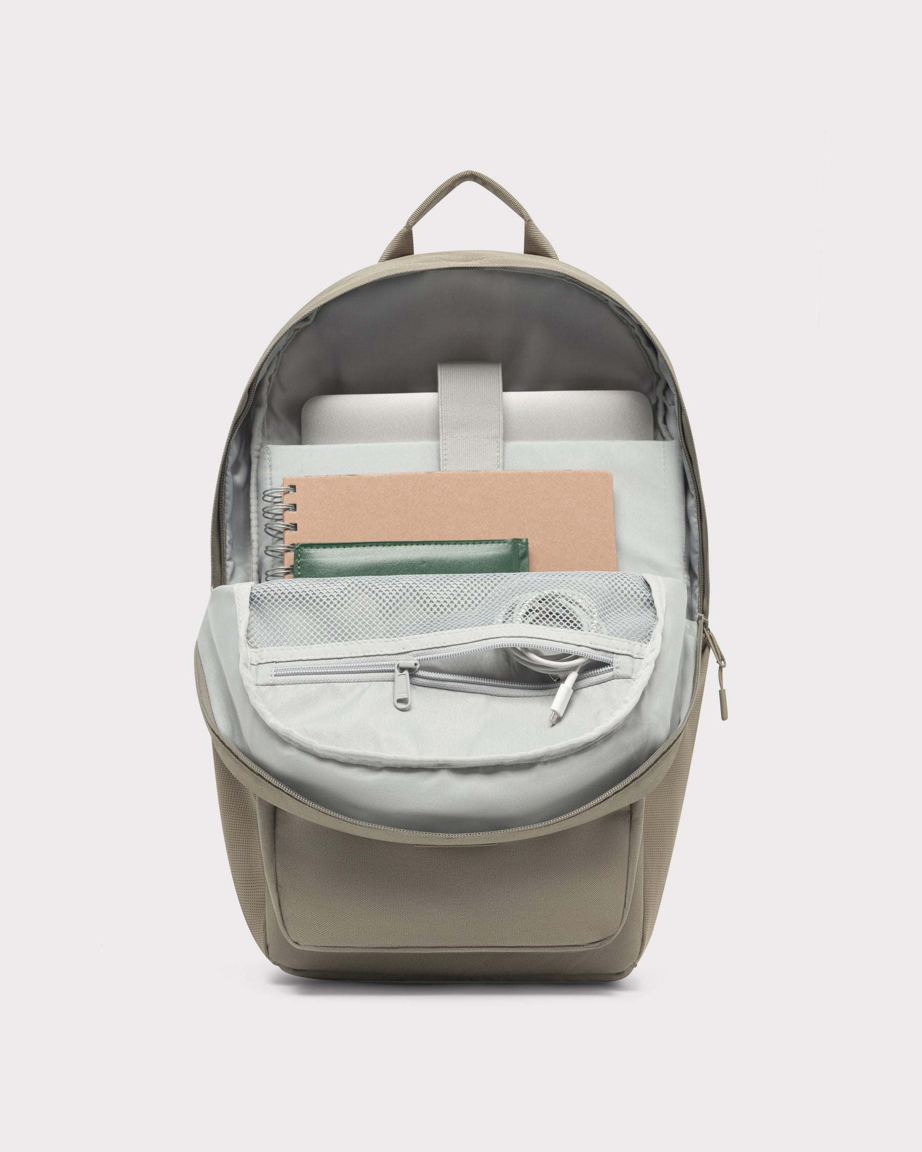Rucksack 'Mo' in desert grey mit Laptopfach, Notizbuch, grünem Geldbeutel und Kopfhörern