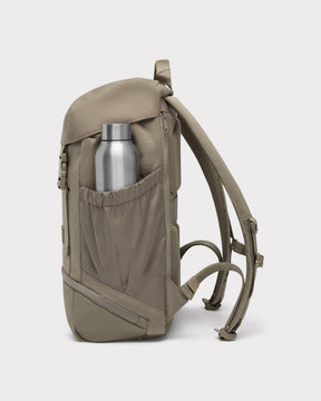 Beiger Rucksack 'Nico' mit elastischer Seitentasche und Metallflasche