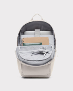 Sandfarbener Rucksack 'Mo' von Johnny Urban mit geöffnetem Hauptfach, zeigt Laptopfach, Notizbuch, Brieftasche und Kopfhörer