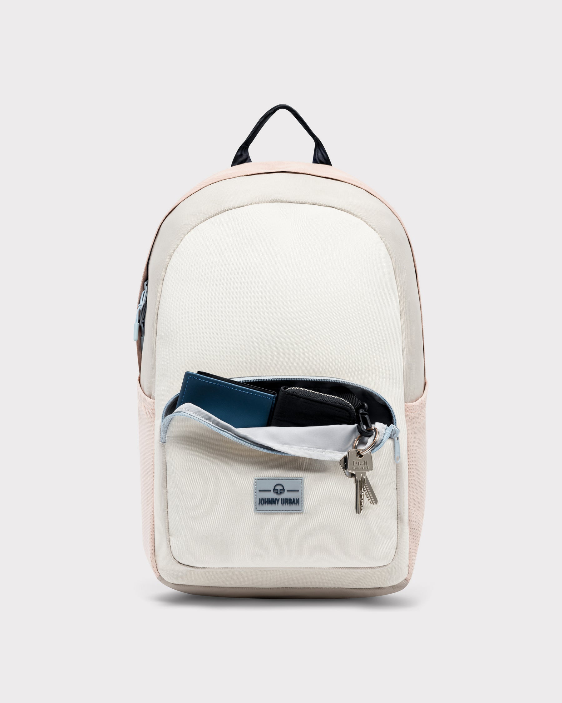 Sandfarbener Rucksack 'Mo' von Johnny Urban mit offenem Frontfach, in dem Schlüssel, Geldbörse und kleine Taschen liegen