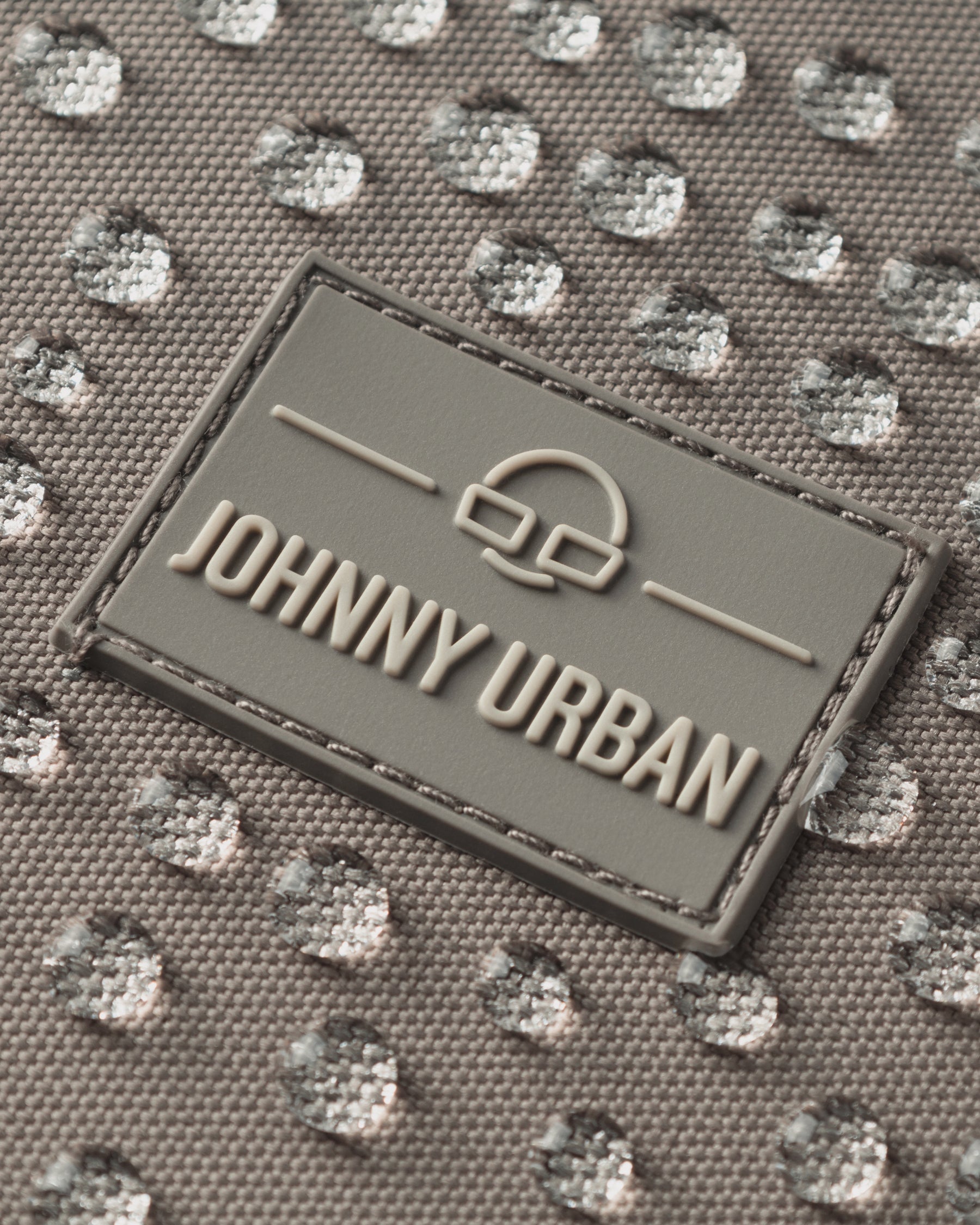 Wasserabweisendes Material mit Johnny Urban Logo auf dem Rucksack 'Mo' in Desert Grey