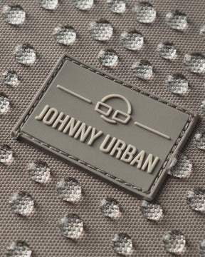 Wasserabweisendes Material mit Johnny Urban Logo auf dem Rucksack 'Mo' in Desert Grey