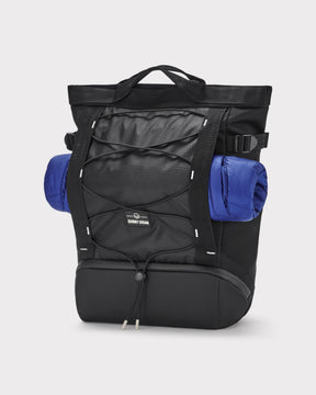 Schwarzer Johnny Urban Rucksack 'Harper' mit seitlich befestigter blauer Yogamatte und elastischem Spanngurt
