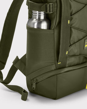 Olivegrüner Rucksack 'Harper' mit seitlichem Fach und silberner Trinkflasche