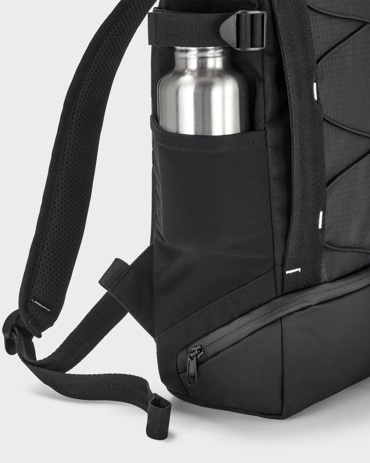 Schwarzer Johnny Urban Rucksack 'Harper' mit seitlicher Metallflasche und verstellbarem Schultergurt
